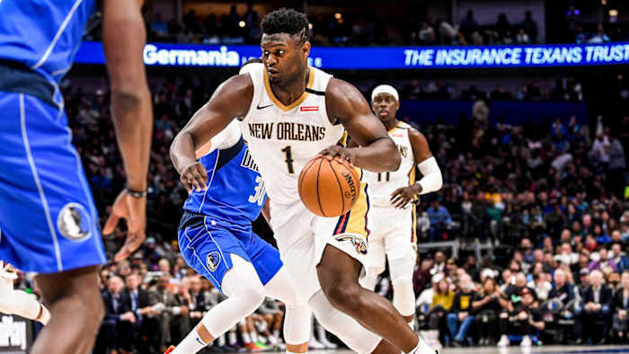 Zion Williamson drives to the hoop